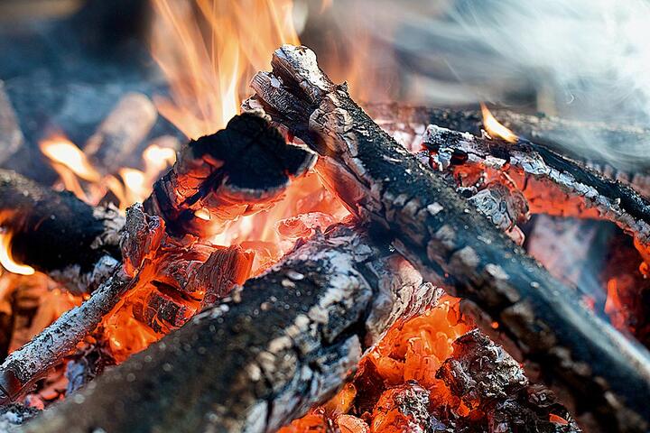 Etter at du har funnet en god leirplass  hvor alt ligger til rette for et godt ildsted, er det bare å bestemme seg for hvilken båltype man skal velge.